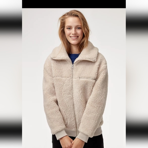 Oversized Aritzia Teddy Jacket - Picture 9 of 11